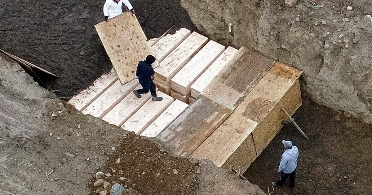 Văn phòng Kiểm tra Y tế thành phố New York cũng cho biết các thi thể sẽ được lưu giữ trong 14 ngày trước khi được chuyển đến nơi chôn cất nếu không có ai đến nhận. Tù nhân tại trại giam trên đảo Rikers thường được huy động để thực hiện việc chôn cất. Thế nhưng, do khối lượng công việc tăng nhanh vì số người nhiễm COVID-19 tử vong New York ngày càng nhiều nên giới chức trách quyết định thuê nhà thầu.