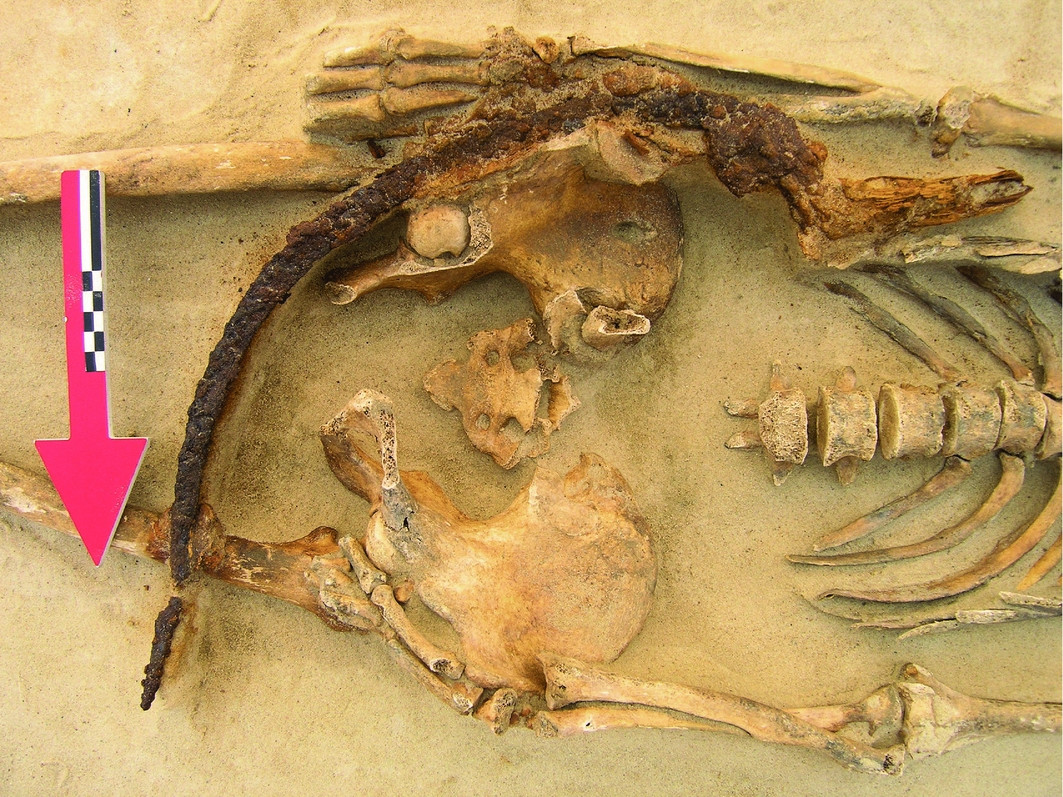 Một số nhà nghiên cứu khác cho rằng, những di hài được chôn trong tư thế bị lưỡi liềm chắn ngay cổ hoặc hài cốt có lưỡi liềm đặt ngang hông có thể là phép trấn tà.