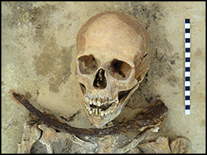 Trong số này có nhiều ngôi mộ có niên đại vào thế kỷ 16 - 17 gây chú ý với những bộ hài cốt được chôn cất theo cách đặc biệt.