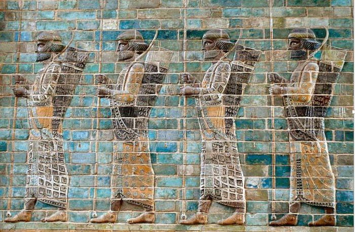 Đội quân hùng hậu trên theo lệnh của nhà vua Cambyses II hành quân đến Thebes (nay là Luxor). Trên đường đi, đội quân Ba Tư băng qua sa mạc Ai Cập.