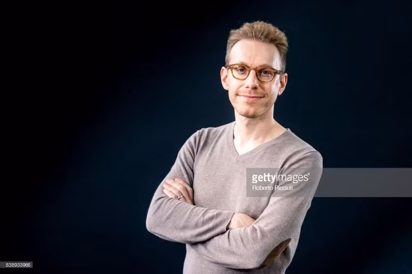 Thêm nữa, Tammet có khả năng học ngoại ngữ siêu tốc. Nhờ bộ óc siêu phàm, anh thông thạo 10 ngoại ngữ như: Pháp, Phần Lan, Tây Ban Nha...