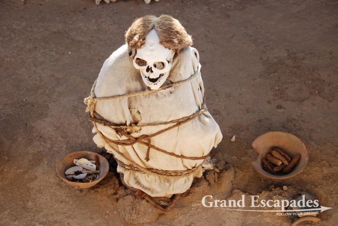 Đa số những bộ hài cốt được chôn cất trong tư thế ngồi thẳng lưng và mặt hướng về phía đông.