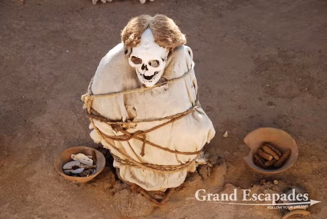 Đa số những bộ hài cốt được chôn cất trong tư thế ngồi thẳng lưng và mặt hướng về phía đông.