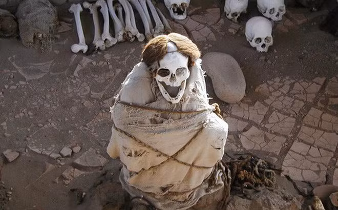 Thêm nữa, thời tiết nắng nóng, khô cằn của sa mạc giúp ngăn chặn vi khuẩn "ăn thịt" tử thi. Nhờ vậy, thi hài người quá cố còn gần như nguyên vẹn đến ngày nay.