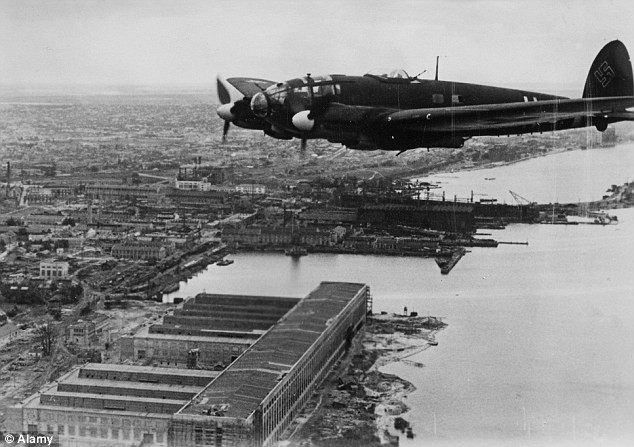 Rettungsboje được thiết kế có đủ chỗ cho 4 người. Đặc biệt, "bảo bối" này còn được trang bị một máy phát vô tuyến giúp phi công gửi tín hiệu cầu cứu về trung tâm chỉ huy.