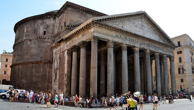 Đền Pantheon ở Rome, Italy là một trong những danh thắng lịch sử nổi tiếng châu Âu. Công trình này được đánh giá là kỳ quan kiến trúc của người La Mã cổ đại.