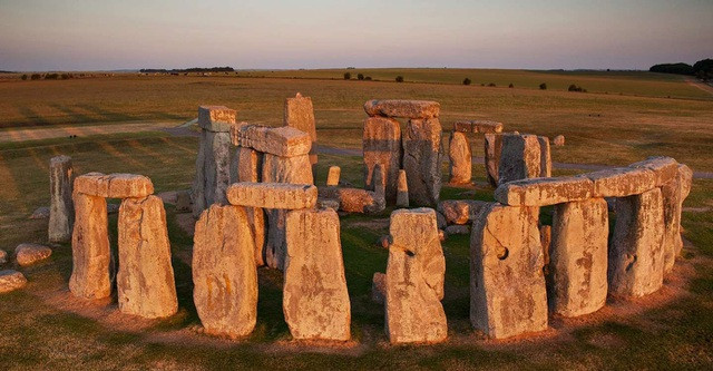 Stonehenge được tạo nên bởi quần thể công trình với 30 khối đá. Trong đó, mỗi khối đá nặng khoảng 25 tấn và 5 tảng đá lớn nhất có trọng lượng lên đến 50 tấn.