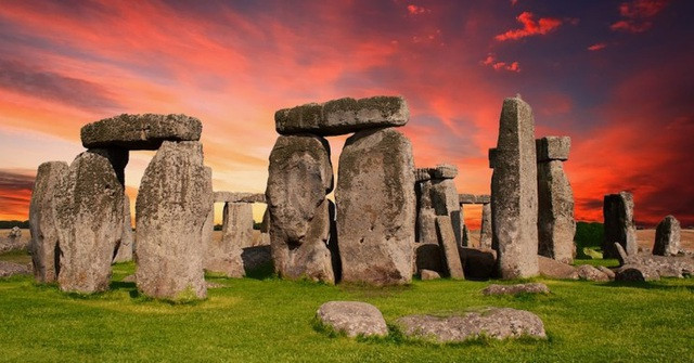 Bãi đá cổ Stonehenge gần Amesbury, Anh là một di tích nổi tiếng thế giới và là địa điểm khảo cổ quan trọng. Đây là một công trình tượng đài cự thạch thời kỳ đồ đá mới và thời kỳ đồ đồng.
