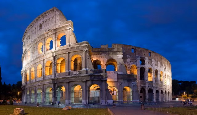 Nằm ở Rome, Italy, đấu trường La Mã được xây vào khoảng năm 70 - 72 sau công nguyên với sức chứa 50.000 khán giả. Dưới thời La Mã, nơi đây diễn ra những cuộc so tài của các võ sĩ giác đấu với nhau hoặc với thú dữ.