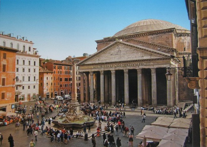 Khi ghé thăm đền Pantheon, du khách không khỏi choáng ngợp trước 8 cột trụ bằng đá hoa cương xám ở mặt tiền của công trình cũng như mái vòm khổng lồ ở chính giữa công trình.