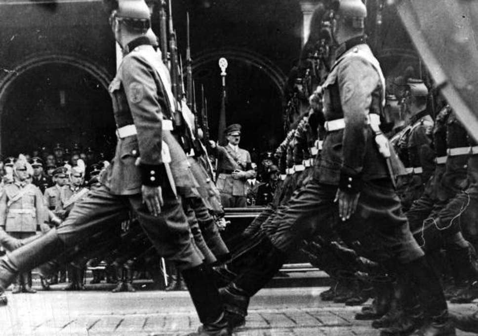 Nhóm của Tiến sĩ Wallauschek bắt tay vào việc phát triển đại bác âm thanh. Theo đó, vũ khí này được thiết kế có một buồng đốt và đường ống dẫn đến 2 gương phản xạ parabol cỡ lớn.