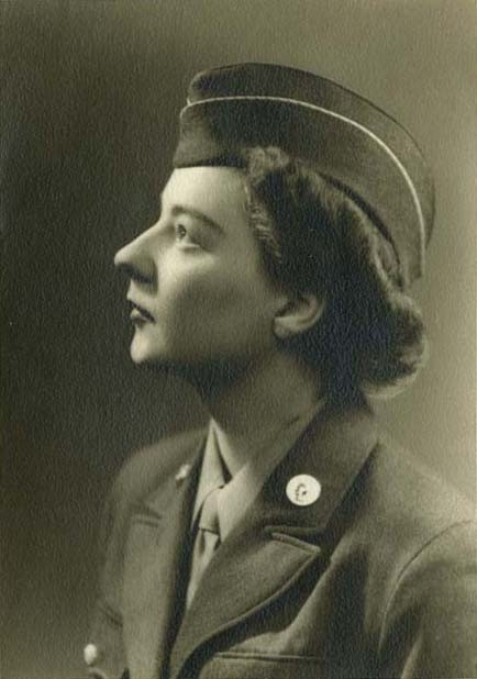 Trong một chuyến dã ngoại săn bắn với bạn, Virginia Hall gặp sự cố vô tình làm khẩu súng ngắn cướp cò, bắn thẳng vào chân. Do vết thương bị hoại tử, bà phải cắt bỏ chân trái đến đầu gối. Về sau, bà lắp chân giả bằng gỗ.