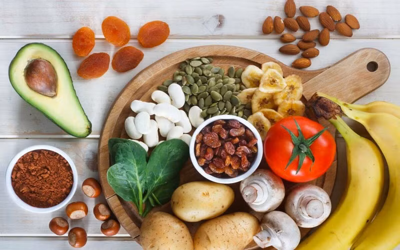 Thực phẩm cung cấp kali: Nhiều người cao tuổi lại không được cung cấp đủ lượng kali thiết yếu hàng ngày. Để khắc phục điều này, người già nên ăn nhiều trái cây và rau quả giàu kali như bơ, mận, khoai tây…