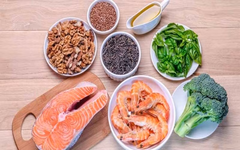 Thực phẩm giàu chất béo Omega-3: Omega-3 có thể làm giảm nguy cơ mắc bệnh Alzheimer và thậm chí có thể duy trì trí nhớ tuổi già. Cá hồi, cá ngừ, cá mòi và cá thu đặc biệt có nhiều chất béo omega-3.