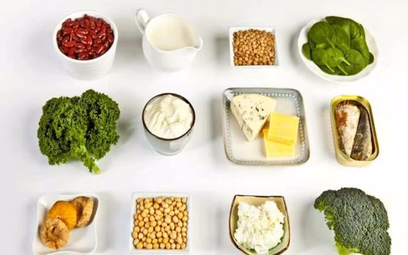 Thực phẩm giúp bổ sung canxi: Canxi đóng nhiều vai trò trong cơ thể nhưng quan trọng nhất là để củng cố và duy trì xương chắc khỏe. Các nguồn canxi tốt nhất cho cơ thể gồm sữa và các chế phẩm từ sữa.