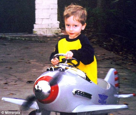 Tại đây, dưới sự hướng dẫn của chuyên gia chuyên gia tư vấn và trị liệu Carol Bowman, cậu bé James bắt đầu chia sẻ về ký ức của mình.