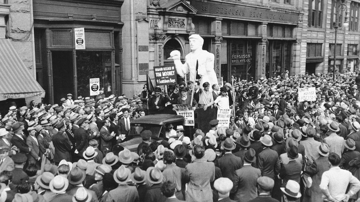 Theo các nhà nghiên cứu, ngày Quốc tế Lao động mùng 1 tháng 5 bắt nguồn từ Mỹ năm 1886. Khi ấy, tại thành phố công nghiệp lớn Chicago, Đại hội Liên đoàn Lao động Mỹ thông qua nghị quyết nêu rõ: “... Từ ngày 1/5/1886, ngày lao động của tất cả các công nhân sẽ là 8 giờ”.