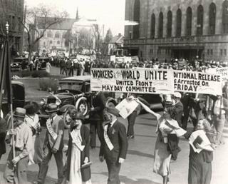 Vào ngày 1/5/1886, công nhân ở Mỹ đưa ra yêu cầu đối với giới chủ nhưng không được đáp ứng một cách đầy đủ nên công nhân ở khắp nước Mỹ đã tham gia bãi công.