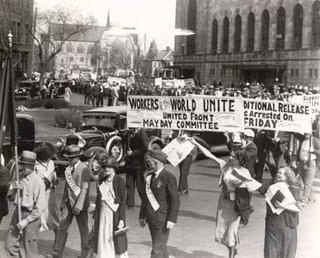 Vào ngày 1/5/1886, công nhân ở Mỹ đưa ra yêu cầu đối với giới chủ nhưng không được đáp ứng một cách đầy đủ nên công nhân ở khắp nước Mỹ đã tham gia bãi công.