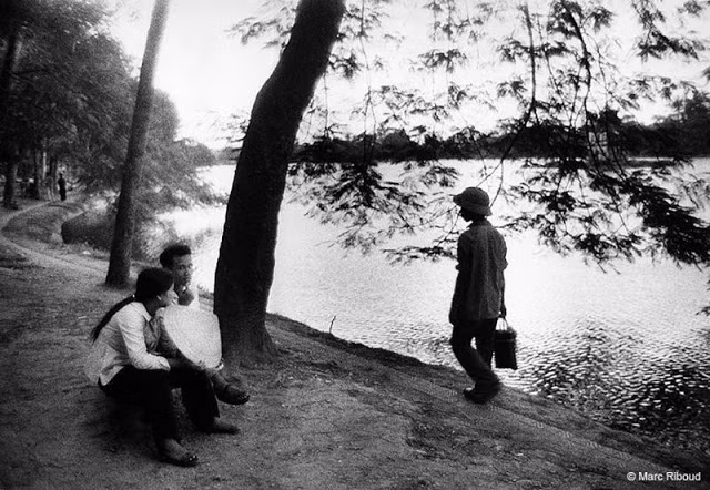 Những hình ảnh về cuộc sống đời thường của người dân ở hậu phương lớn - miền Bắc Việt Nam năm 1969 đã được hiếp ảnh gia người Pháp Marc Riboud chụp trong thời gian ở nước ta. Theo đó, cuộc sống bình dị, mộc mạc của người dân Việt Nam hiện rõ qua từng bức ảnh của nhiếp ảnh gia Riboud.