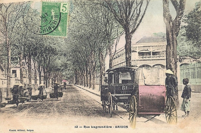 Sau khi chiếm Sài Gòn, Pháp đổi tên đường là đường số 17. Do có Dinh Thống đốc nên đường có tên Gouverneur. Đến năm 1870 đường đổi thành La Grandière. Trải qua nhiều lần đổi tên khác, sau ngày 30 tháng 4 năm 1975, đường có tên Lý Tự Trọng cho đến nay.