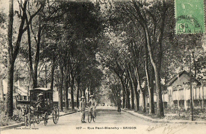 Đường Hai Bà Trưng hiện nay nằm trên trục đường thiên lý nối Sài Gòn với Cao Miên. Sau khi Pháp chiếm Sài Gòn, đường mang tên đường số 14, đến năm 1865 tên là đường Impérial, rồi đường Nationale. Năm 1902 đường mang tên đường Paul Blanchy. Dạo ấy hai bên đường các hàng cây thẳng tắp rợp bóng mát.