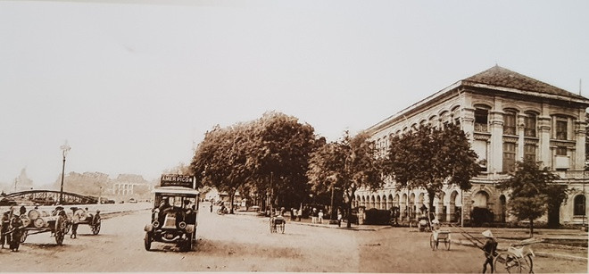 Đường Tôn Đức Thắng hiện nay năm 1865 được người Pháp đặt tên là Boulevard de la Citadelle. Trước đó, đường này gồm ba con đường gộp lại. Đến năm 1901, đường thay tên thành đường Luro. Sau năm 1954 đường được chính quyền Việt Nam Cộng hòa đặt tên là đường Cường Để (1955). Năm 1980 đường có tên như hiện nay.