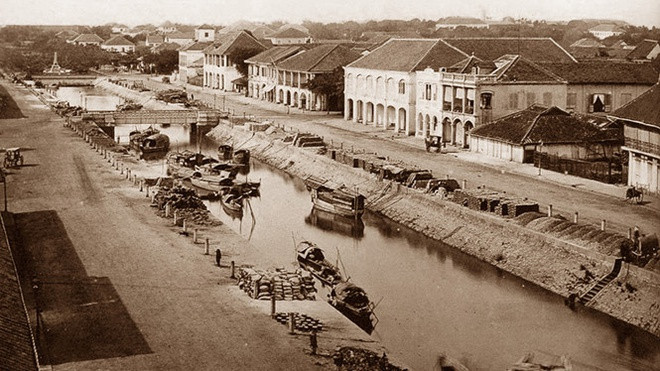 Vốn trước khi Pháp đến, nơi đây là kênh Chợ Vải chạy từ sông Bến Nghé tới chân thành Bát Quái. Sau khi chiếm Sài Gòn, người Pháp lấp kênh để mở đường và đặt tên là đường Charner theo tên viên tướng chỉ huy đánh đồn Chí Hòa năm 1861. Tuy nhiên nhân dân quen gọi là đường Kinh Lấp. Đường mang tên Nguyễn Huệ từ năm 1955 đến nay.