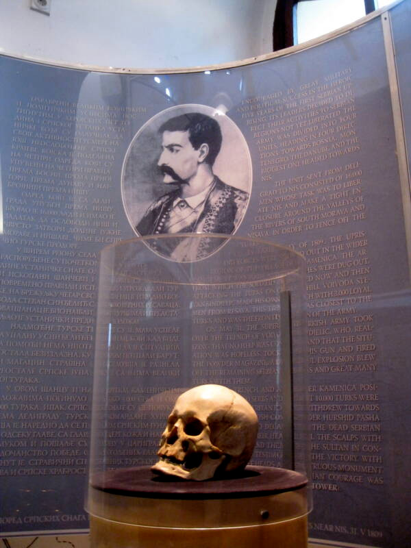 Theo đó, một nhà nguyện được xây dựng xung quanh Tháp Sọ. Trong nhiều thập kỷ sau đó, một số gia đình đã đến tòa tháp và mang hộp sọ của người thân về chôn cất.