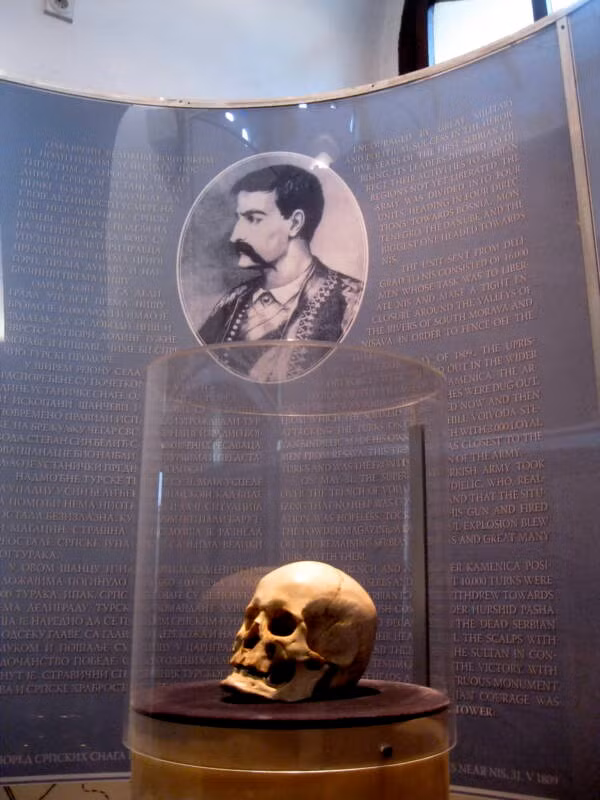 Theo đó, một nhà nguyện được xây dựng xung quanh Tháp Sọ. Trong nhiều thập kỷ sau đó, một số gia đình đã đến tòa tháp và mang hộp sọ của người thân về chôn cất.