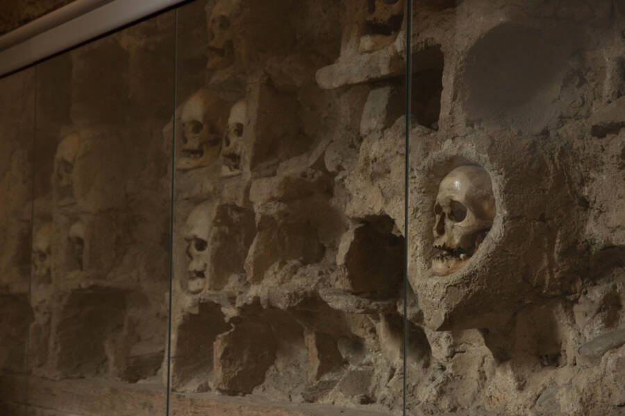 Sau khi hoàn thành, tòa tháp cao 4,5 m và có 952 hộp sọ, bao gồm cả Sindelic. Sau khi quân đội Ottoman rút khỏi Nis vào năm 1878, tòa tháp được trùng tu, sửa chữa năm 1892.