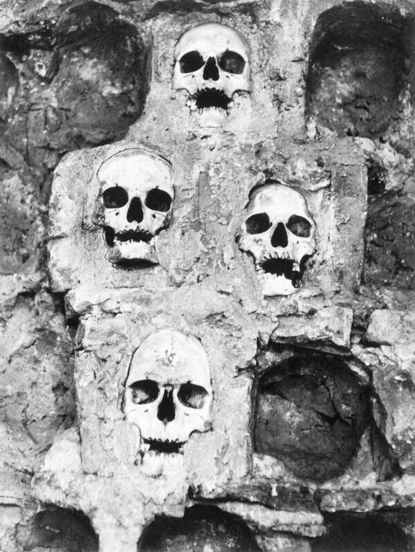 Hiện còn 59 hộp sọ tại Tháp Sọ. Vào năm 1948, tòa tháp được xây từ sọ người và nhà nguyện bao quanh được tuyên bố là Di tích văn hóa có tầm quan trọng đặc biệt.