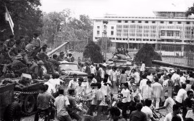 Dinh Độc Lập tọa lạc ở số 135 đường Nam Kỳ Khởi Nghĩa, quận 1. Dinh có chiều cao 26 m, diện tích 120.000 m2. Năm 1976 nơi này được công nhận là Di tích lịch sử văn hóa quốc gia và năm 2009 Thủ tướng ký Quyết định xếp hạng Di tích lịch sử Dinh Độc Lập là một trong 10 di tích quốc gia đặc biệt đầu tiên của Việt Nam.