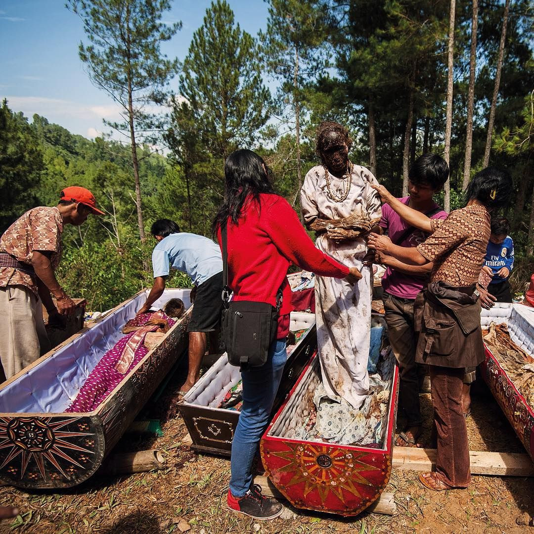 Người Baruppu thực hiện tập tục trên vì tin rằng việc làm này sẽ giúp người quá cố như còn hiện hữu trong cuộc sống của họ.