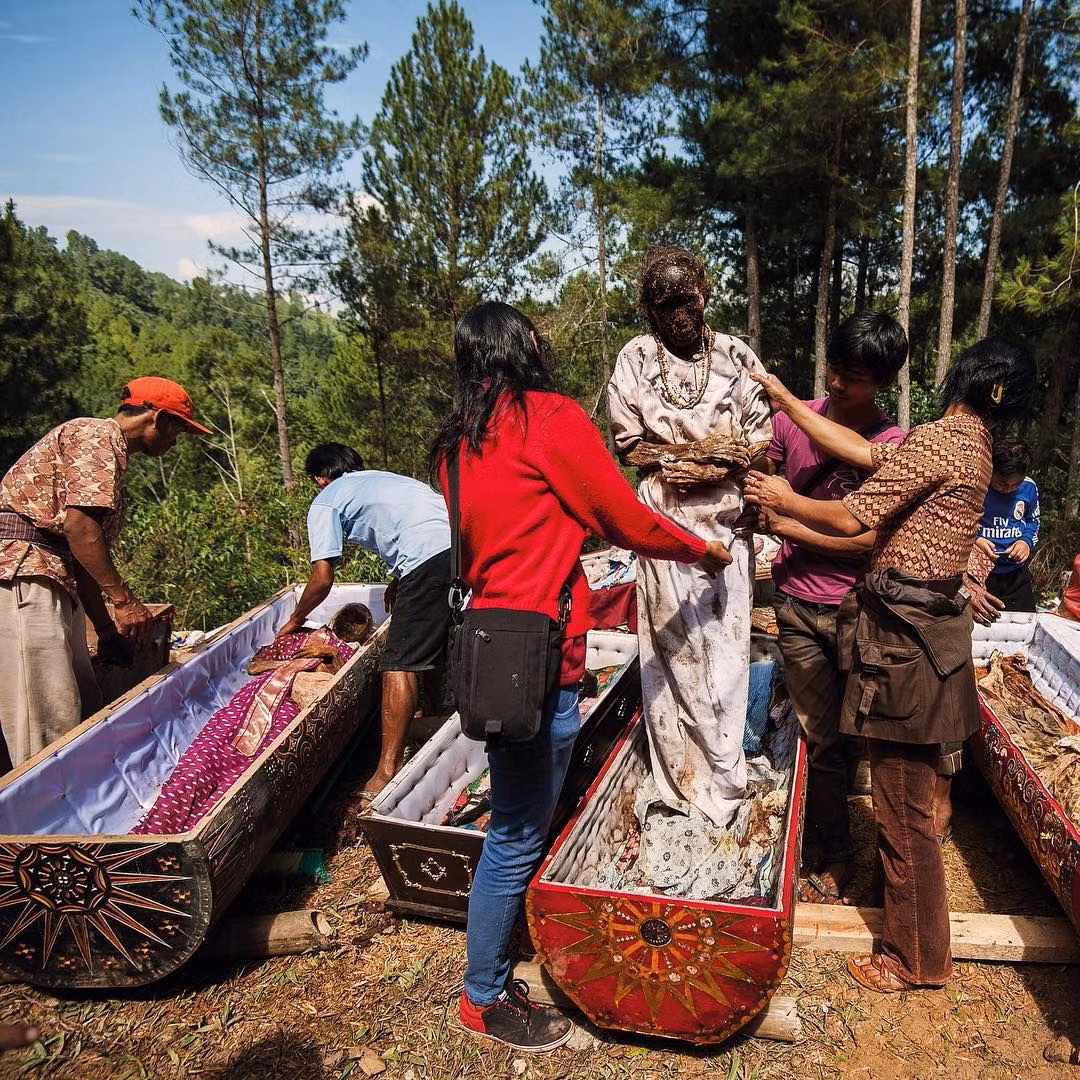 Người Baruppu thực hiện tập tục trên vì tin rằng việc làm này sẽ giúp người quá cố như còn hiện hữu trong cuộc sống của họ.