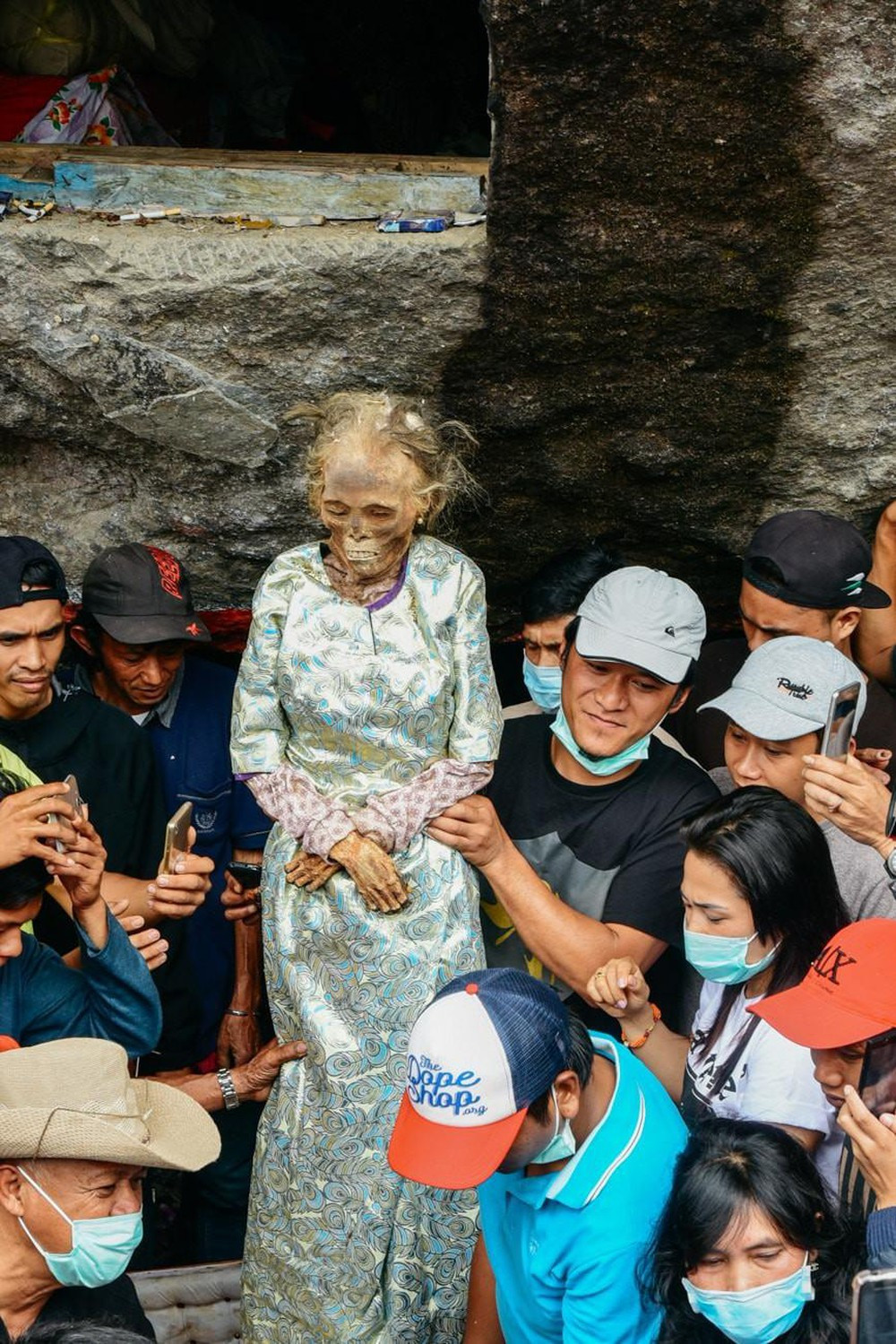 Vào dịp trên, người Baruppu sẽ ra khu mộ, đào quan tài lên và người chết về nhà.