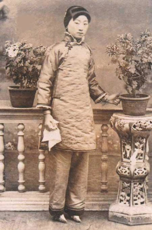 Trong nhiều thế kỷ, phụ nữ thực hiện tập tục bó chân đầy đau đớn để có đôi bàn chân nhỏ nhắn.