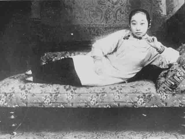 Thậm chí có trường hợp tử vong vì nhiễm trùng máu, hoại tử hay các bệnh khác do thực hiện tục bó chân đầy đau đớn.