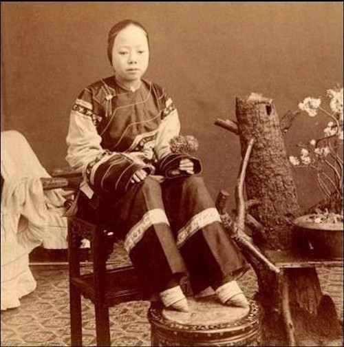 Đôi chân "Kim liên tam thốn" ( gót sen 3 tấc) được xem là chuẩn mực vẻ đẹp của phụ nữ Trung Quốc thời phong kiến. Đôi chân nhỏ thể hiện đẳng cấp trong xã hội.