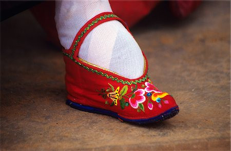 Quá trình bó chân này khiến đôi chân của phụ nữ bị biến dạng, gây nên những đau đớn tột độ khi móng chân cắm sâu vào thịt.