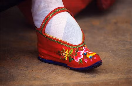 Quá trình bó chân này khiến đôi chân của phụ nữ bị biến dạng, gây nên những đau đớn tột độ khi móng chân cắm sâu vào thịt.