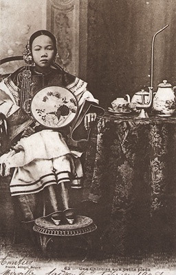 Cụ thể, tập tục bó chân được đa số phụ nữ Trung Quốc thực hiện khi còn là một đứa trẻ. Nguyên do là bởi tuổi càng nhỏ thì xương lúc đó dễ tác động ngoại lực để thay đổi hình dáng.