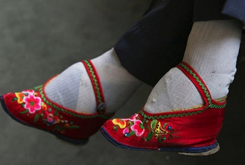 Theo quan niệm của xã hội Trung Quốc thời bấy giờ, người phụ nữ có bàn chân "gót sen 3 tấc" sẽ lấy được người chồng xứng đáng.