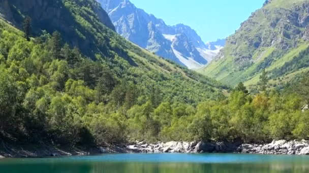 Chính vì vậy, giới chức trách và các chuyên gia cảnh báo người dân không nên lại gần hồ Karachay vì hồ nước trông rất đỗi bình yên này có thể gây ra những cái chết đau đớn. Mời độc giả xem video: Hồ nước vỡ trong vụ sạt lở Nha Trang thi công trái phép. Nguồn: VTC14.