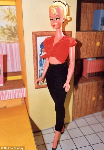 Loại búp bê tình dục mà phát xít Đức cho sản xuất có tên Lilli được thử nghiệm tại trại Jersey, thuộc thành phố St Hellier do Đức Quốc xã chiếm giữ.