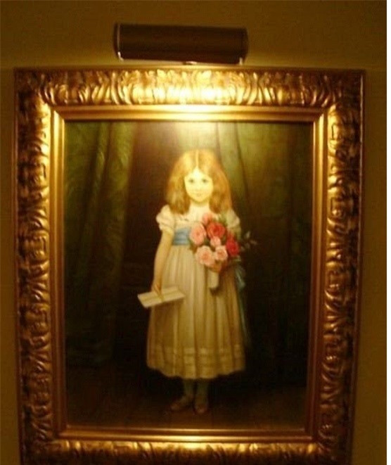 Cô bé tặng hoa giữa phòng tối: Bức tranh này được treo tại một khách sạn và tất cả hành khách đi qua đều than phiền họ cảm thấy chóng mặt, nhức đầu, thậm chí có người còn thấy như bị “hút” vào bức chân dung. Cuối cùng, khách sạn này đã phải chuyển bức tranh từ dưới sảnh lên cuối hành lang tầng trên cùng.