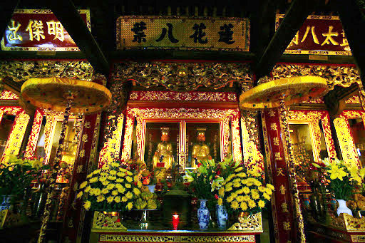 Vua Lý Thái Tông lên ngôi sau khi tướng quân Lê Phụng Hiểu dẹp được cuộc nổi loạn của ba vị vương, sử vẫn ghi là “loạn tam vương”, mà trong đó, Vũ Đức Vương bị giết, Đông Chinh Vương và Dực Thánh Vương phải thua chạy rồi bị bắt. Đến cuối cùng, vua Lý Thái Tông tha tội cho cả hai vị vương trên và cho họ giữ tước như cũ.