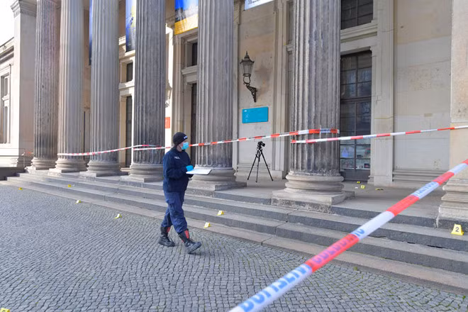 Thế nhưng, khi ấy, 2 tên trộm đã tẩu thoát cùng với nhiều bảo vật có giá trị khủng.