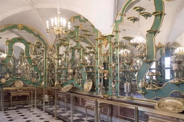 Theo thông tin từ cảnh sát, chuông báo động của bảo tàng Gruenes Gewoelbe vang lên lúc 4h59 sáng ngày 25/11.