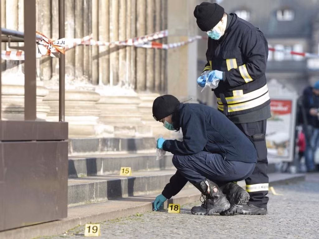 Sau khi cắt nguồn điện và vượt qua hệ thống an ninh giám sát dày đặc, hai kẻ trộm đột nhập vào bên trong và mang đi hơn 100 món trang sức trị giá 1 tỷ Euro (gần 25.600 tỷ đồng).